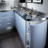 Każde miejsce można dobrze wykorzystać - w boku szafki Tess ukryto podręczny barek. SCAVOLLINI