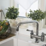 Każdy szczegół dopasowany - doniczki, bateria i koszyk.