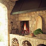 Kiedy gospodarzom znudzi się gotowanie w domu, przenoszą się do swojskiej kuchni na świeżym powietrzu. Na ogniu upichcą jakiś