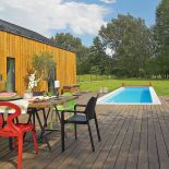 Kiedy jest cieplej, wszyscy przenoszą się na drewniany taras.