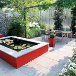 Kiedy na pergoli zakwita Glicynia, taras wygląda jak obrazek w fioletowej puchatej ramie.