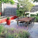 Kiedy na pergoli zakwita Glicynia, taras wygląda jak obrazek w fioletowej puchatej ramie.