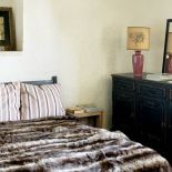 Kiedy piasek na ścianie zaczął się sypać trzeba było go poprawiać. Upragniony kolor Basia uzyskała dzięki pigmentom.