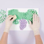 Kiedy szablon przeschnie, można zacząć malować w innym miejscu.