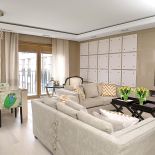 Kiedyś Maria Boccuni urządzała domy na bogato, dziś jest bardziej oszczędna. Została jej za to słabość do tkanin. Tym