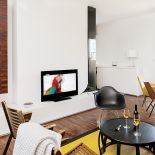 Kiedyś mieszkanie było całe białe, teraz białe są tylko pojedyncze ściany.