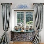 Kiedyś na targu staroci Pan Marek znalazł meksykańskie maski karnawałowe z papier mache i drewna. Oddał je do malutkiej