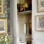 Kiedyś umywalnia mieściła się kątem w spypialni. Oto współczesna wersja tego rozwiązania.