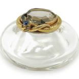 Kieszonkowa bombonierka z dymnego kwarcu z szafirem, poł. XX w.