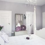 Kilka blado fioletowych dodatków rozwesela wnętrze.