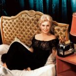 Kim Novak, amerykańska gwiazda filmowa lat 50. XX w., prezentuje toster, fot. MEDIUM.
