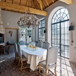 Kinkiety i dekoracyjny zydel-konsolę zrobił zaprzyjaźniony artysta Michel Lambrecht. Krzesła są ze sklepu La Campagne.