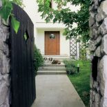 Klara i Lola - owczarki collie - znają swoje miejsce w ogrodzie.