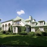 Klasyczna biała willa z mnóstwem przytulnych tarasów.