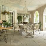 Klasyczna biała willa z mnóstwem przytulnych tarasów.