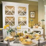 Klasyczna francuska porcelana, ale w ciepłym kolorze, to zapowiedź mniej oficjalnego przyjęcia. FRYDERYK GALLERY