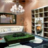 Klasyczna kanapa i stolik pokryty mchem.