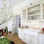 Klasyczna kuchnia. W kamienicy ze sztuką