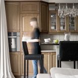 Klasyczne meble i nowoczesne krzesła przy barku.