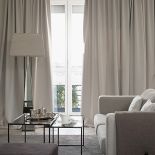 Klasyczne meble: lustrzane stoliki i dywany od firmy Cantori oraz polska kanapa.