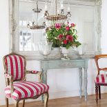 Klasyczne meble w nowoczesnym obiciu.