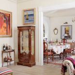 Klasyczne meble w starym domu z odważnymi kolorami.