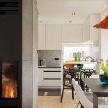 Klasyczne wnętrze ożywione ciekawymi detalami w intensywnych kolorach.