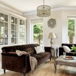 Klasycznie, w brązach, bez zbędnych zdobień.