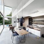 Klasycznie ze stołem, ale w nieklasycznym stylu: blat na ażurowych nogach optycznie nie zajmuje dużo