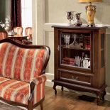 Klasyczny barek, a w nim eleganckie woluminy i zbiór stylowych karafek. Za szafkę Veneziana w