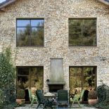 Klasyczny grabiony tynk łączy się tutaj z łupkiem.