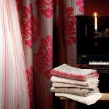 Klasyczny malinowy wzór to Wind Sarin – cena 268 zł za metr. FONZI