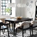 Klasyczny prostokątny stół do jadalni dla czterech osób. Pasują do niego różne style krzeseł.