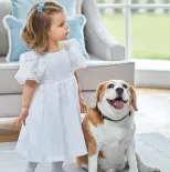 salon w bieli i pastelowym błękicie