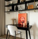 czarne biurko w pokoju