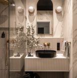 beżowa łazienka z czarnym sufitem