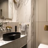 beżowa łazienka z czarnymi dodatkami