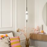 klasyczna kobieca sypialnia w stosowanych kolorach