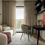 czarne biurko w kobiecym pokoju