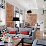 Klasyka idealnie przeplata się z dziełami lokalnych rzemieślników i meblami kolonialnymi. Meble od warmińskich stolarzy