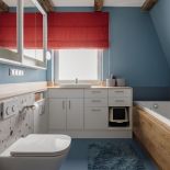 niebieska łazienka na poddaszu ze skosem