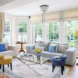 szary salon z niebieskimi dodatkami