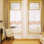 Klasyka w pełnej krasie: wysokie okna z witrażowymi szybami i szerokimi parapetami, na których można