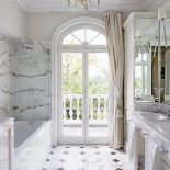 Klimat art déco w łazience wyłożonej marmurem.