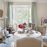 Klimat tego domu to zasługa pastelowych kolorów. Niedopowiedzianych, poprzecieranych, przytłumionych.