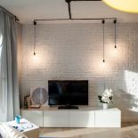 Klimat wnętrza budują m.in. pomalowane na biało ceglane płytki zakupione w salonie Dekorian.