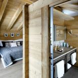 Klimat wnętrzu nadaje widoczna drewnina konstrukcja dachu i ścian.