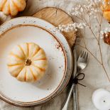 pomysły na dekoracje stołu z dynią