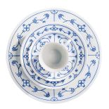 Kobaltowe wzory są malowane pędzelkiem, a potem szkliwione.