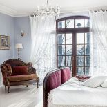 Kobieca, barwna, zmysłowa. Oto przepis na idealna sypialnię pani domu.